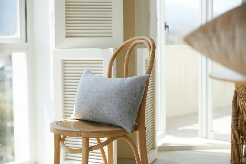 Krzesła drewniane – dlaczego są najlepszym wyborem do domu?
