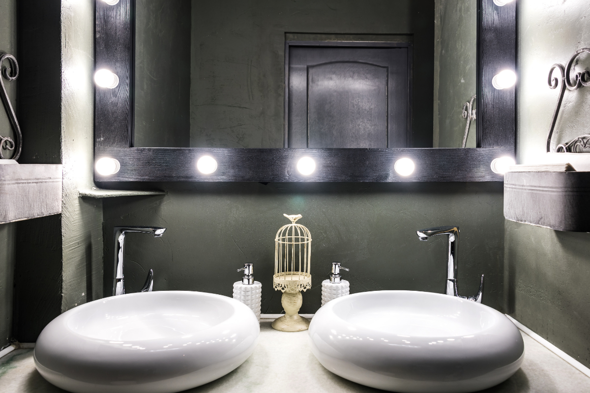 Jak wybrać i powiesić idealne lustro łazienkowe